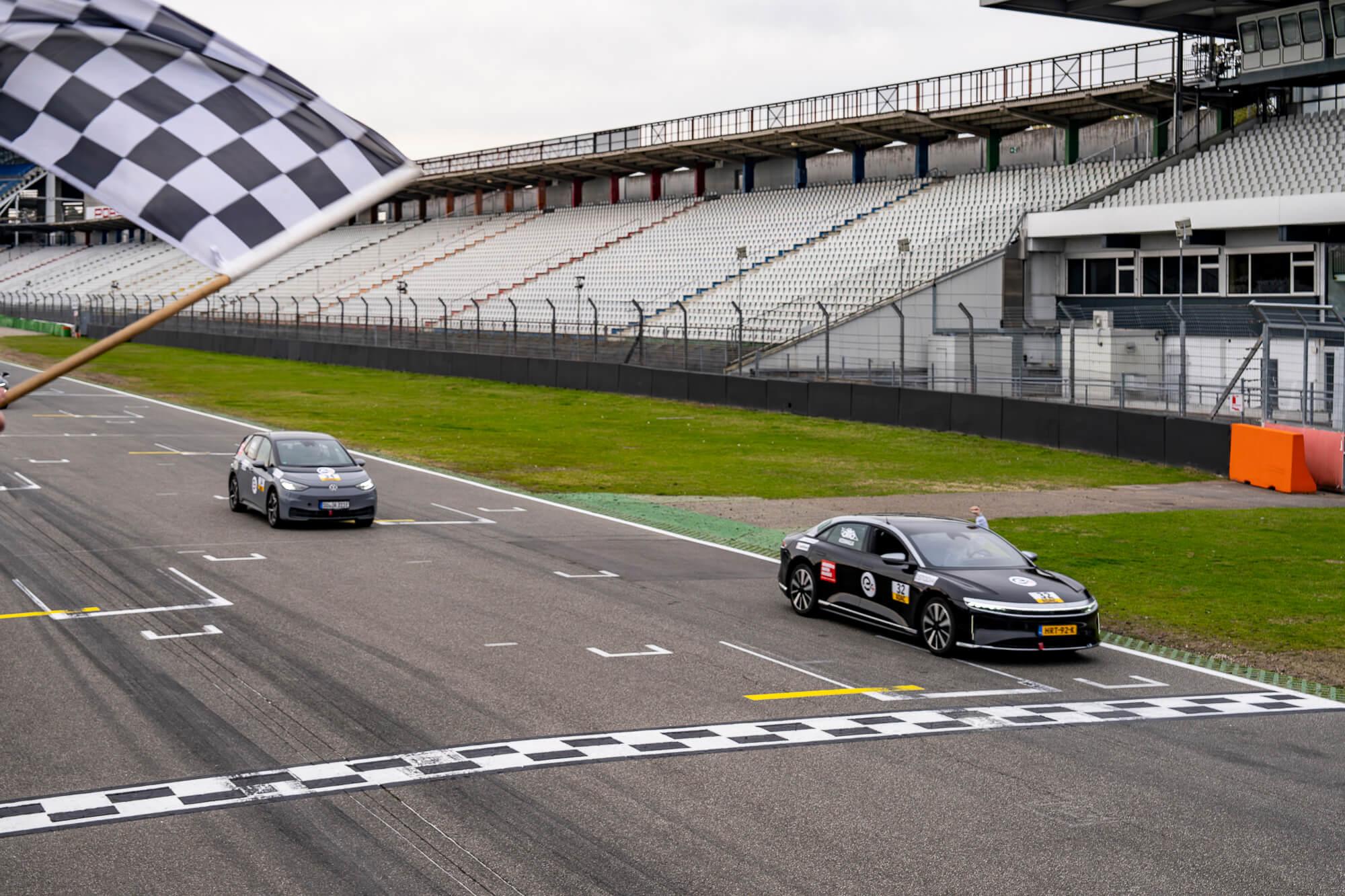 Foto: Zielflagge mit beiden Autos von Kosmalla